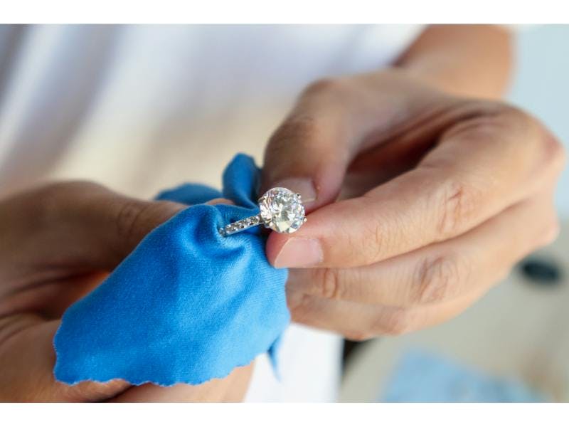 Cleaning jewelry taking care engagement ring wrapping wedding ring 清潔珠寶 護理訂婚戒指 包裹結婚戒指 清洁珠宝 护理订婚戒指 包裹结婚戒指